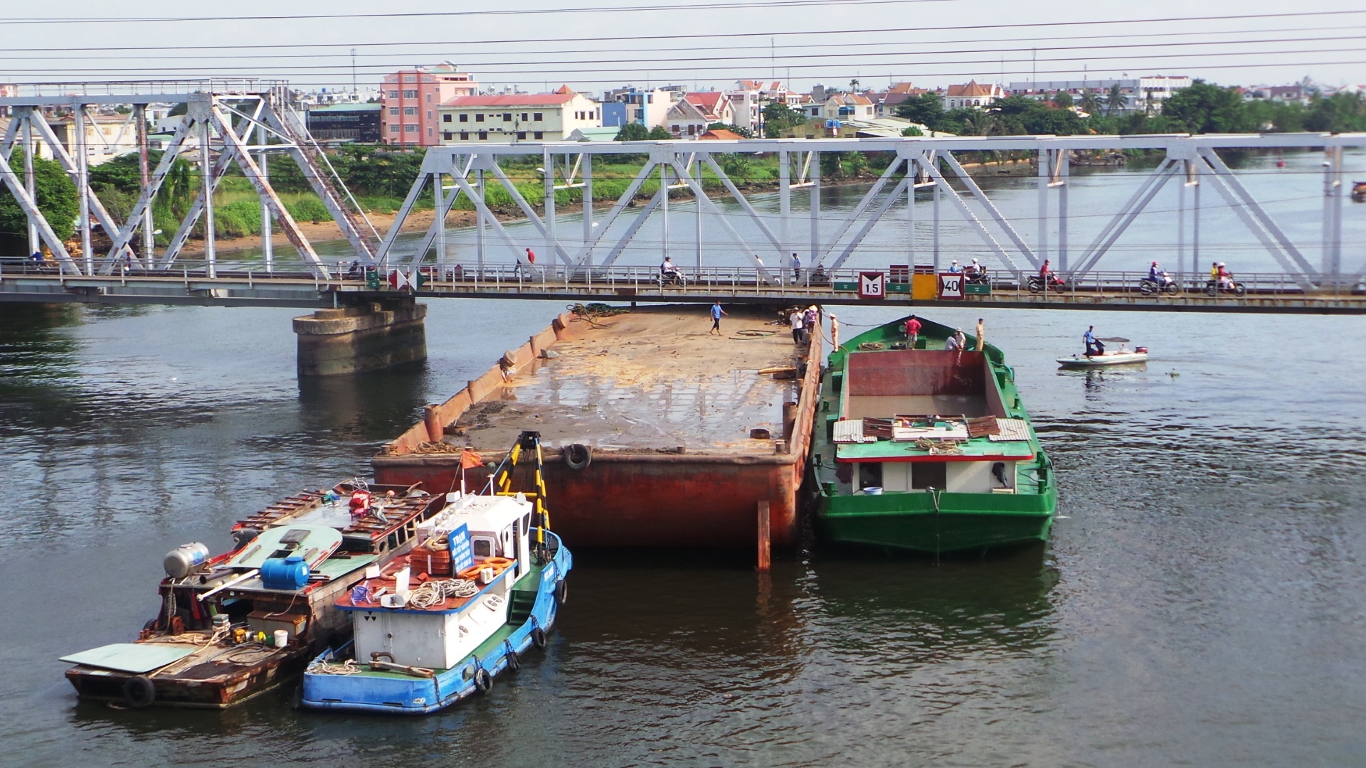 Sa lan hang tram tan mac ket, cau Binh Loi bi phong toa hinh anh