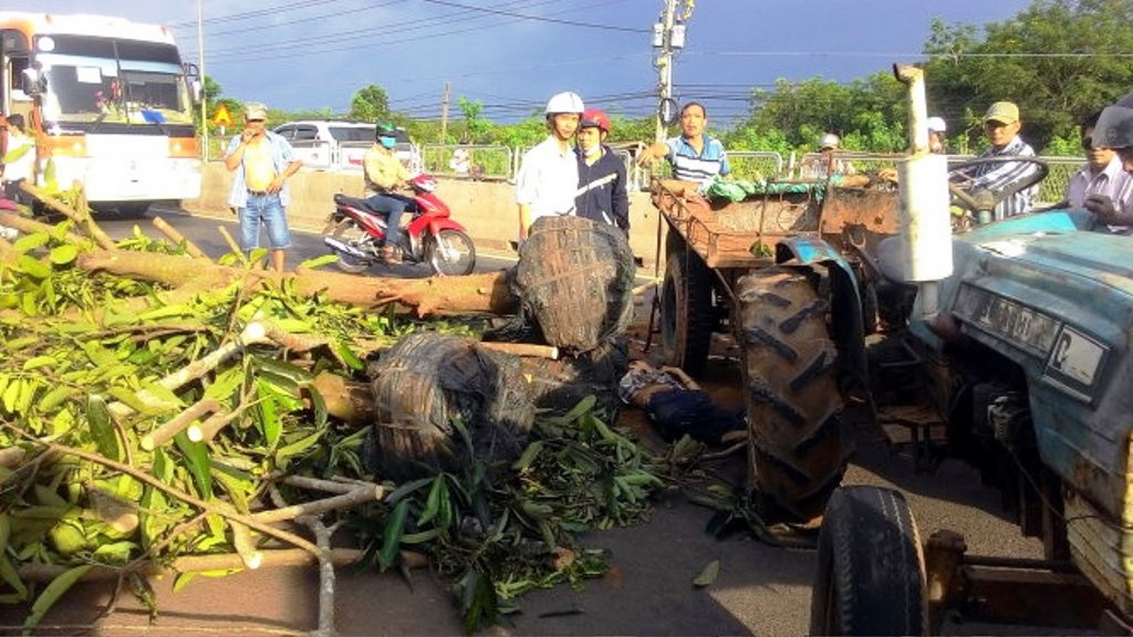 Xe may cay lat de chet tai xe, quoc lo 1A un tac 4 km hinh anh