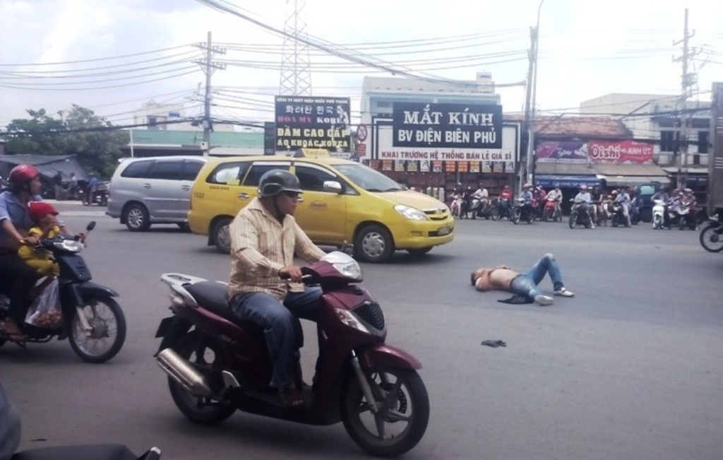 Người thanh niên nghi ngáo đá cở áo nằm giữa quốc lộ 1A.