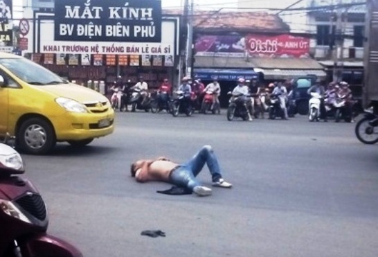 Thanh nien nuoc ngoai ngao da, doi giet tai xe taxi hinh anh