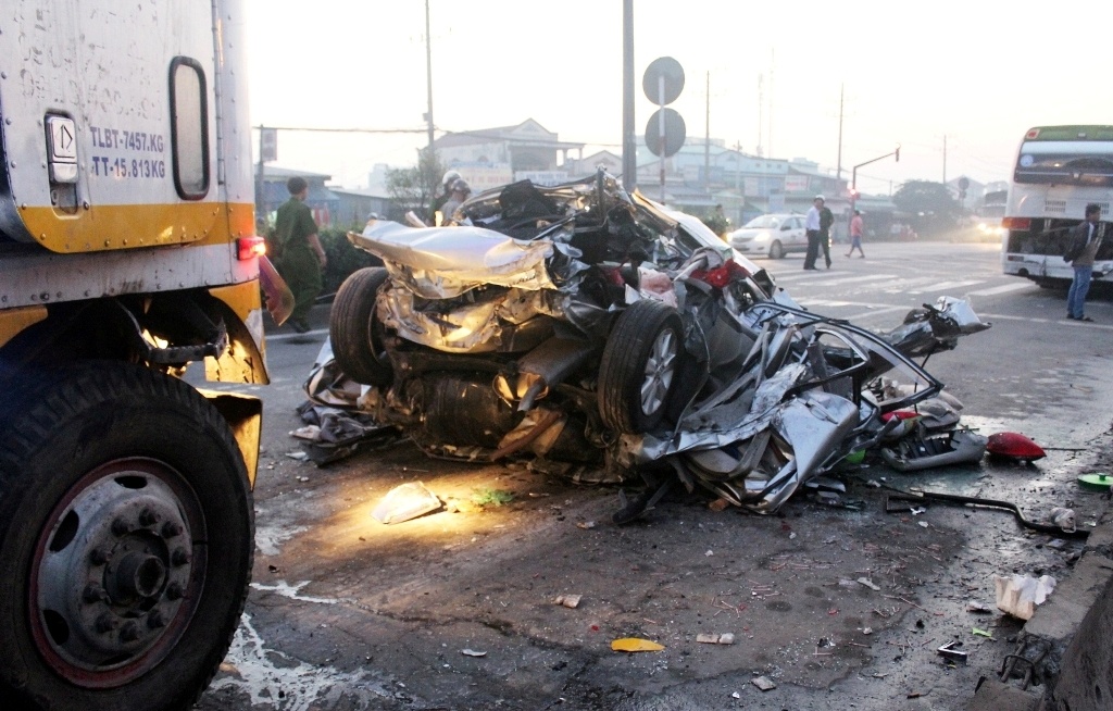 Xe dau keo tong oto, 5 nguoi trong gia dinh tu nan hinh anh