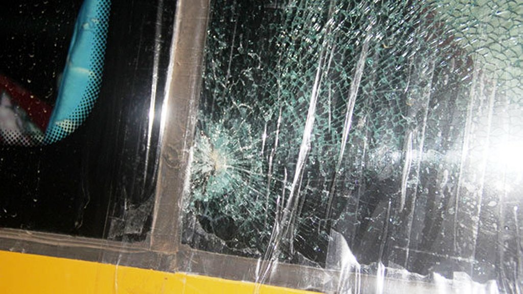 Nhieu xe khach giuong nam bi nem da trong dem hinh anh