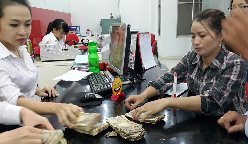 Số tiền ban đầu chị Hồng đổi được gần 700 triệu đồng. Phần tiền còn lại bị rách nhiều nên chưa thể đổi được.