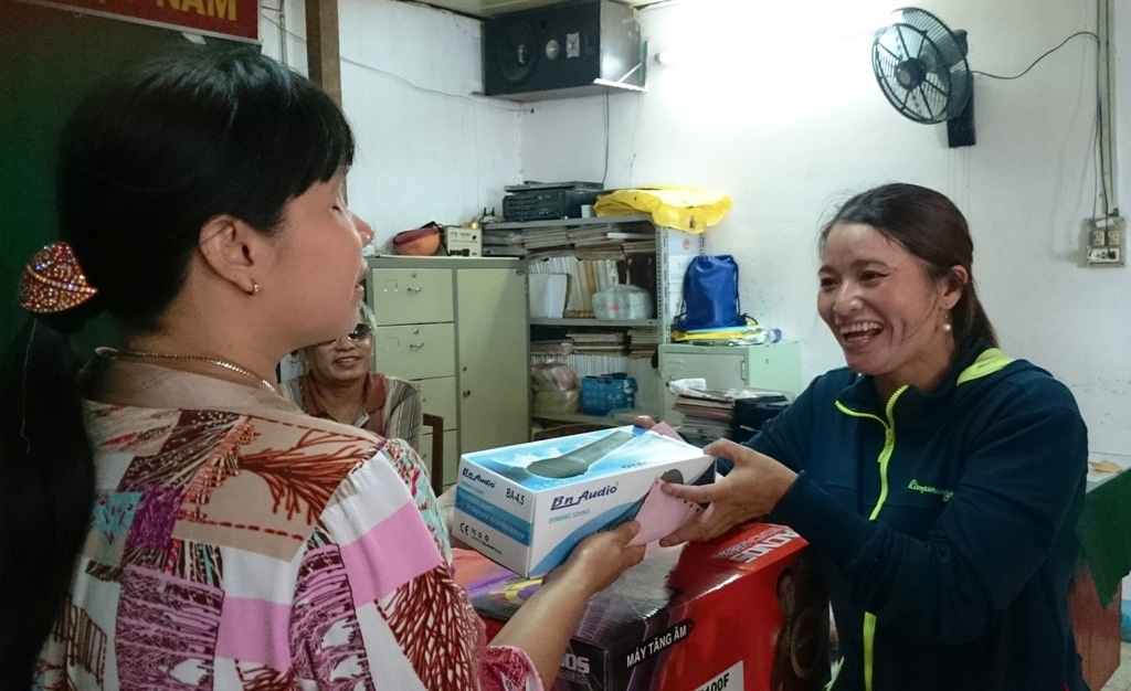 Một ngày sau khi nhận được tiền, chị Hồng ve chai đi từ thiện tại hội người mù và nơi nuôi dưỡng trẻ em mồ côi.