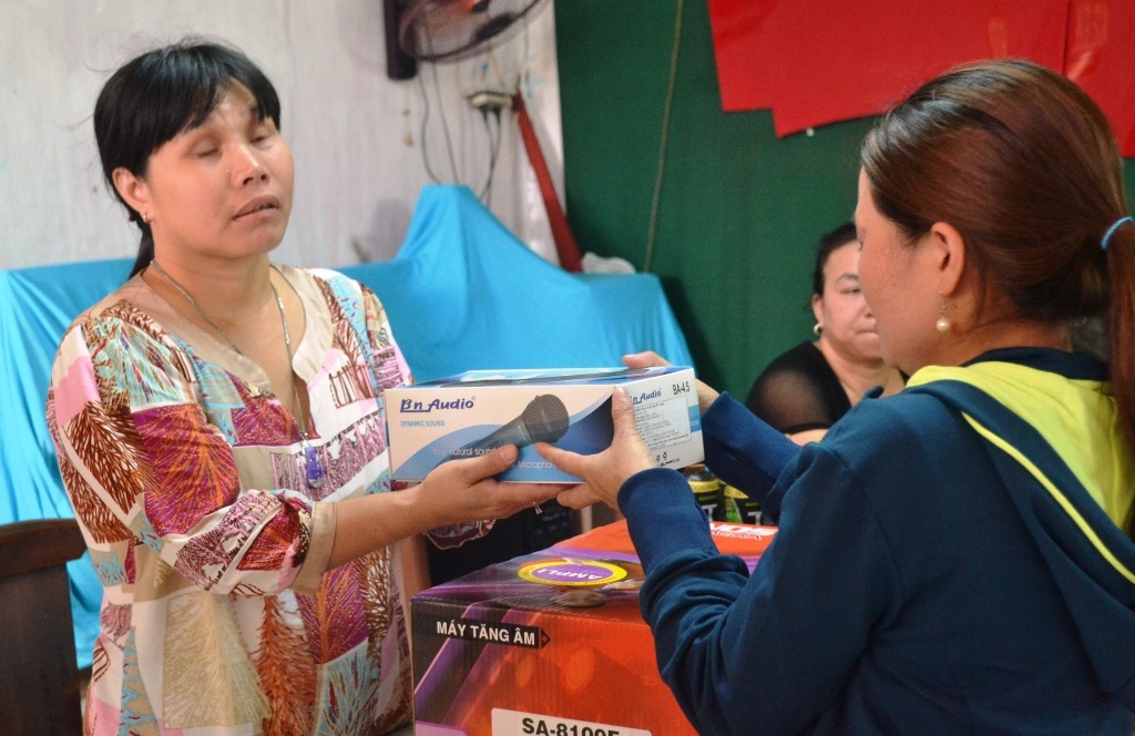 Chi ve chai còn tặng Hội người mù dàn amply để phục vụ những buổi sinh hoạt của hội.
