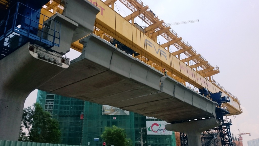 Một nhịp dầm đang được lắp ghép của tuyến metro số 1.