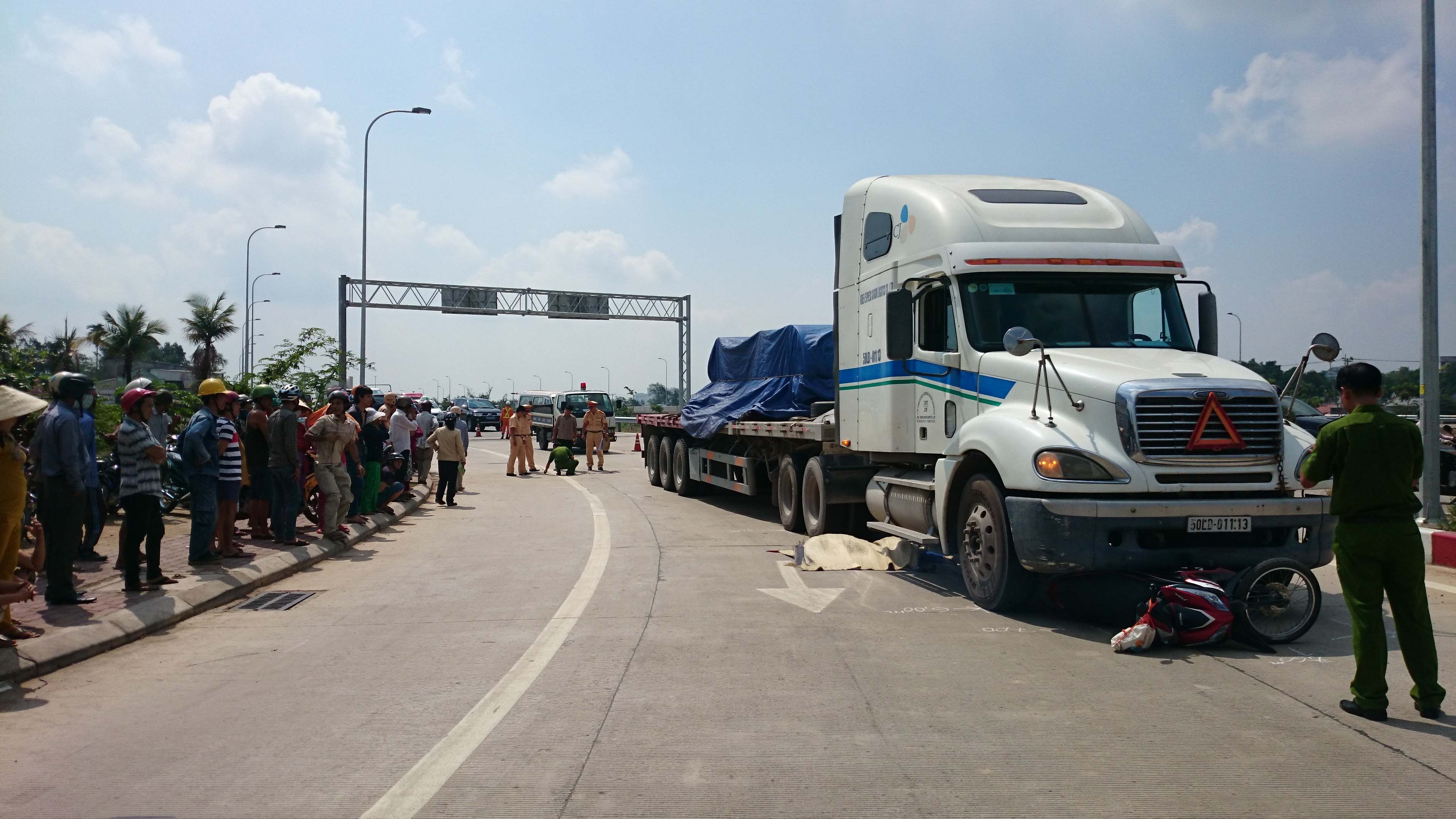 Con gai 9 tuoi ngoi khoc ben thi the me bi xe can hinh anh