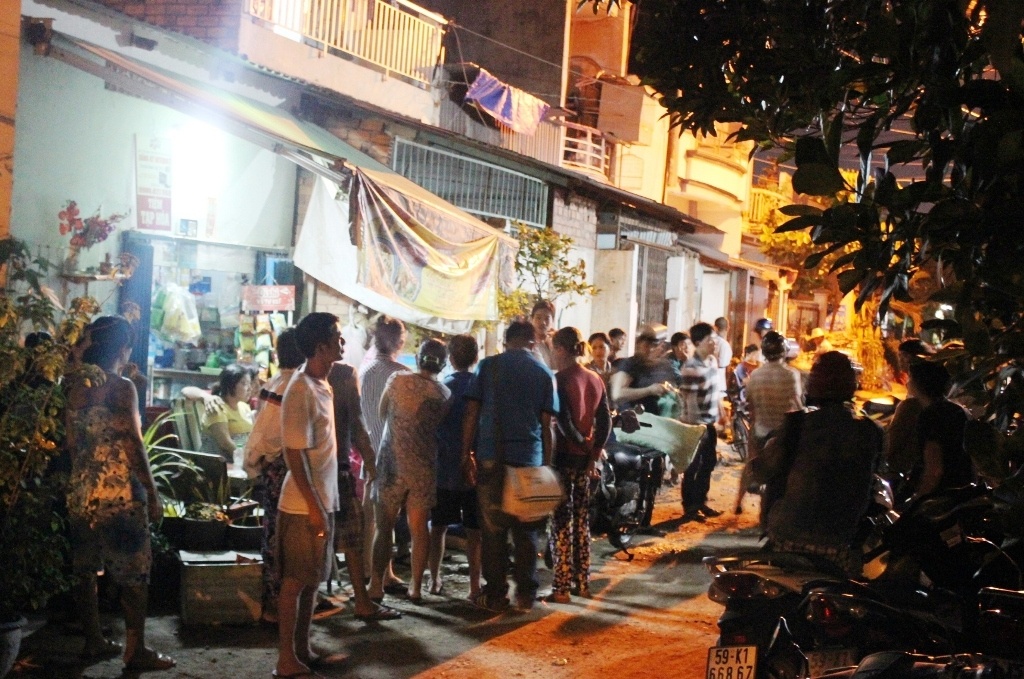 Chem vo trong thuong roi treo co tu sat hinh anh