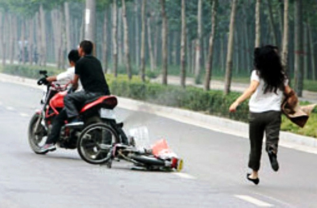 Bi truy bat, cuop dam trong thuong bao ve dan pho hinh anh