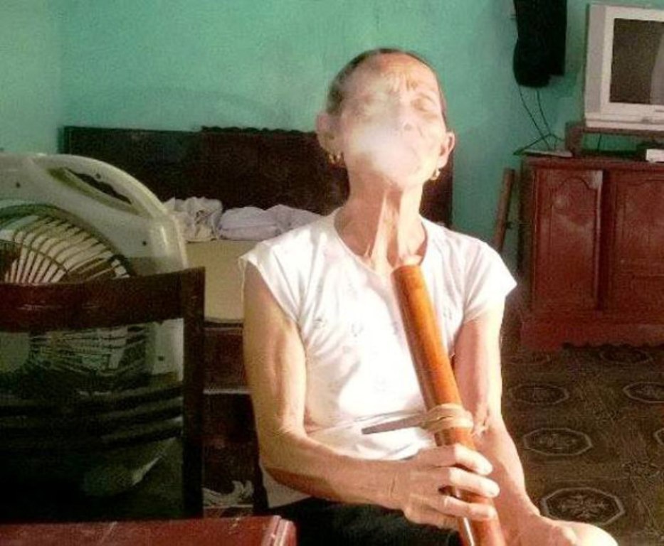 Bà Thềm với 70 năm thâm niên hút thuốc.