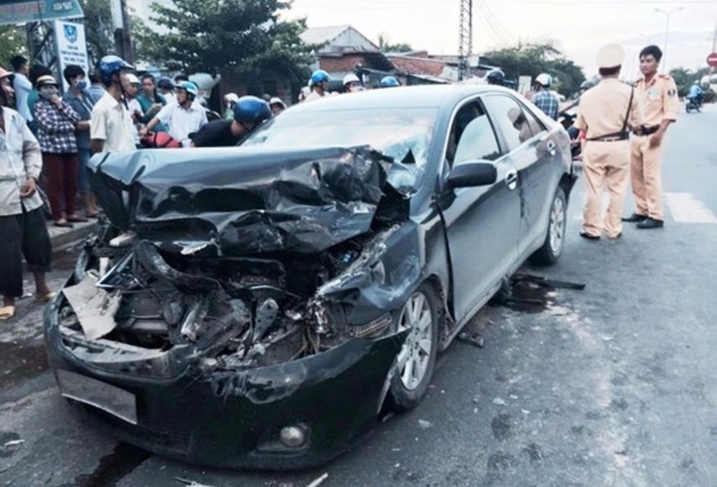 Tai xe xe bien so xanh bo tron sau tai nan hinh anh