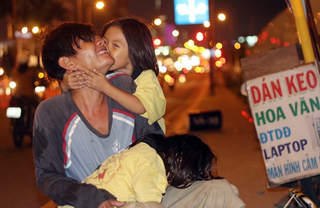 Cha con anh Tuấn vào thời điểm còn sống trên vỉa hè đường Nguyễn Hữu Thọ năm 2014. Ảnh: Như Quỳnh.