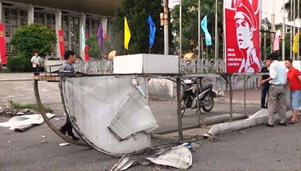 Gio loc keo do cong sat o Cung Van hoa Huu nghi Ha Noi hinh anh