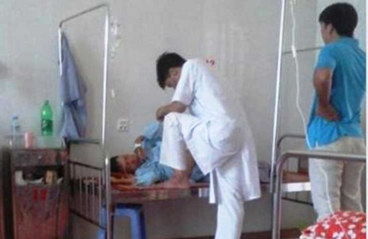 Bac si giam chan len giuong de... hoi benh ro hon hinh anh