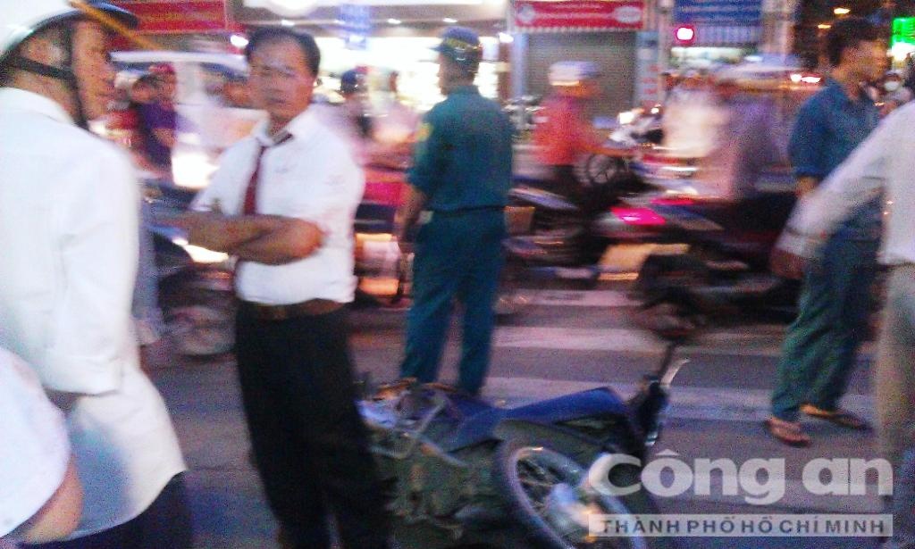 Tài xế taxi đánh người đi xe máy dù vụ va chạm rất nhẹ.