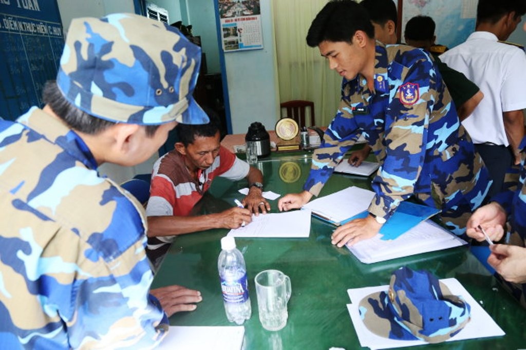 Canh sat VN bat 8 ten cuop tau dau Malaysia ra sao? hinh anh