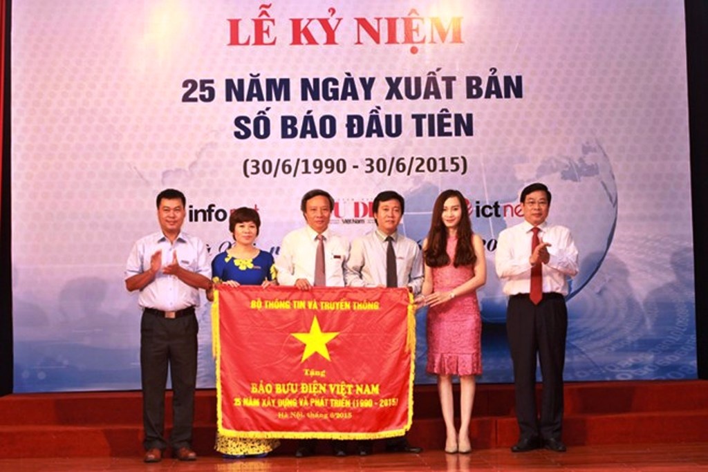 Bộ trưởng Bộ Thông tin và Truyền thông Nguyễn Bắc Son trao tặng bức trướng lưu niệm cho Báo Bưu điện Việt Nam.