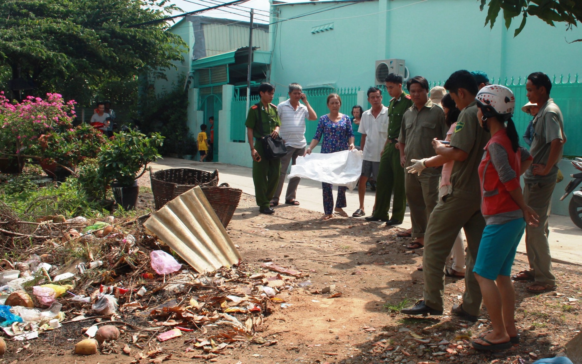 Be gai so sinh bi vut bo trong sot rac o Sai Gon hinh anh