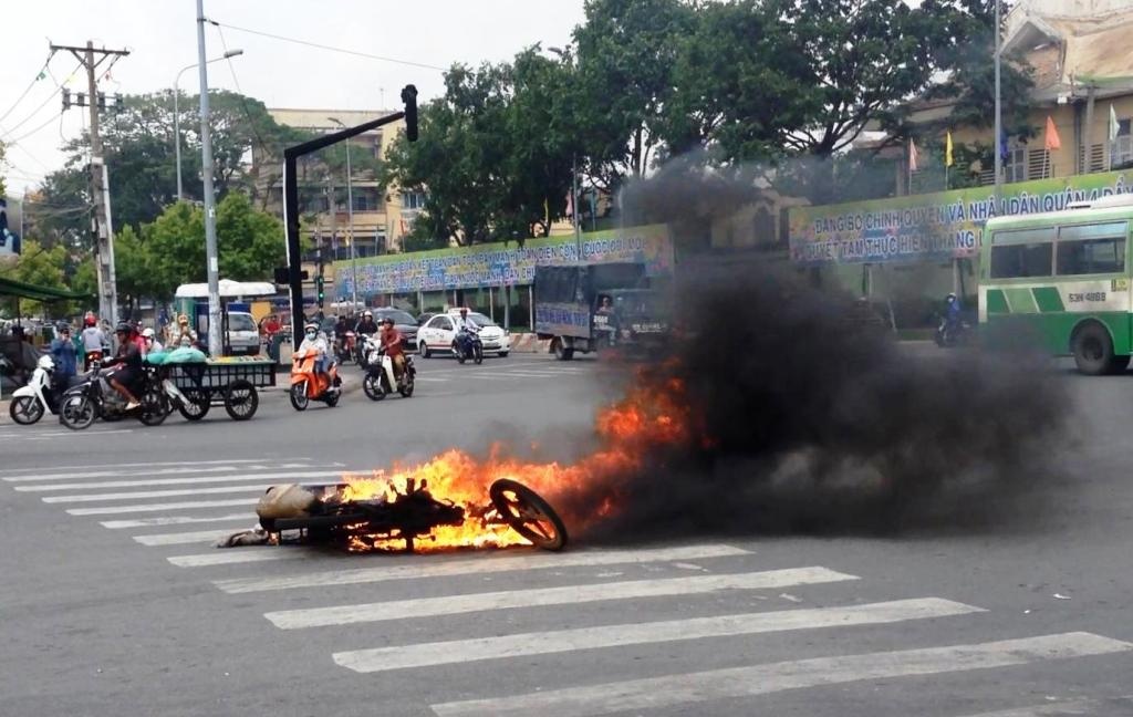 Xe may boc chay du doi khi do doc cau Ong Lanh hinh anh