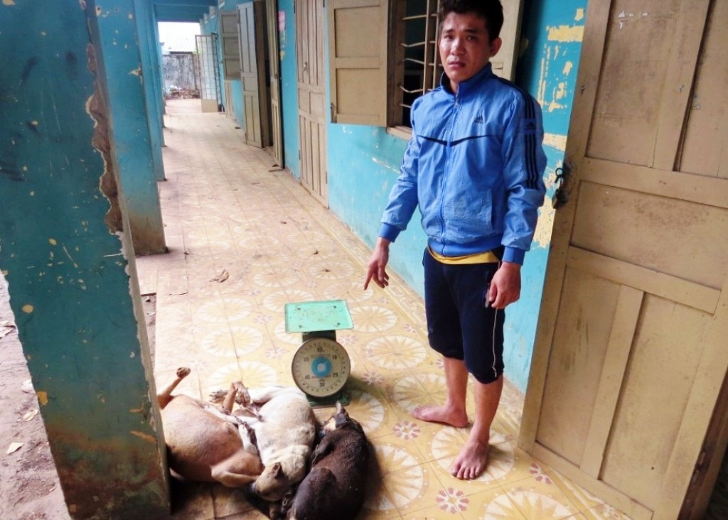 Dai uy cong an bi dam chet khi canh giu nghi can trom cho hinh anh