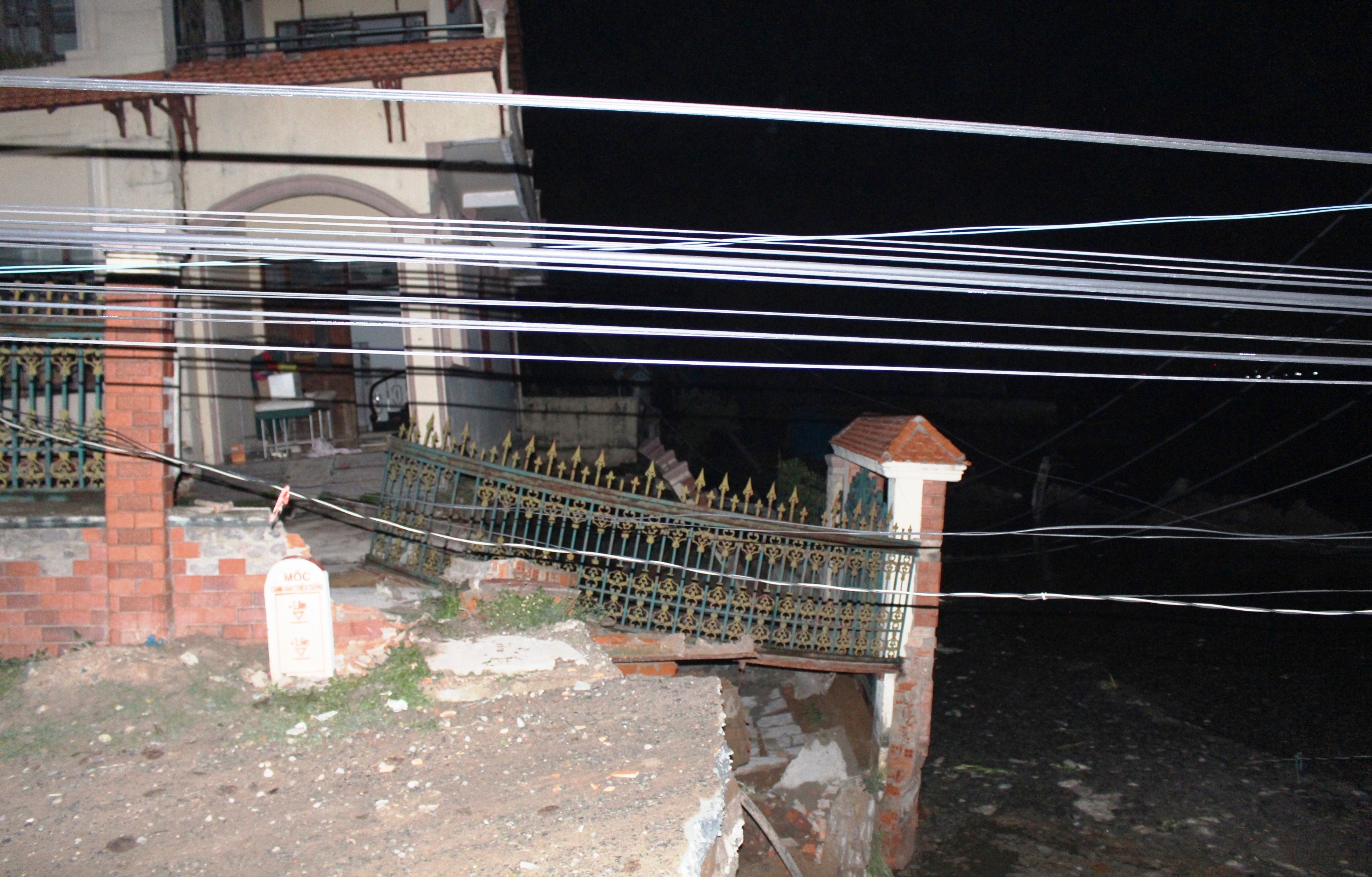 Một góc nhà người dân bị ảnh hưởng bởi vụ sạt lở khuya 1/7.