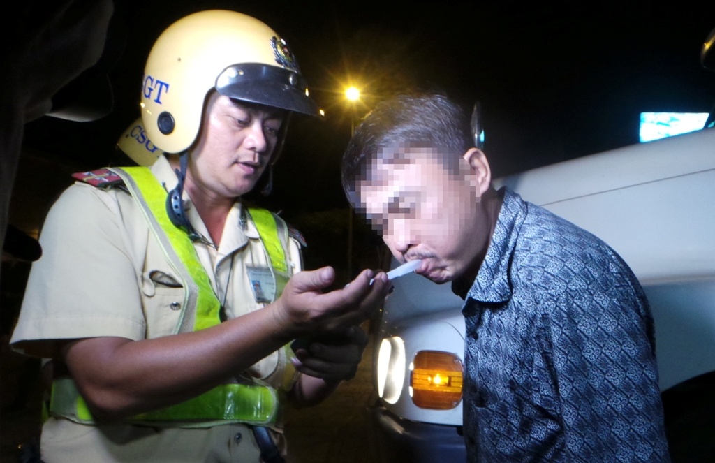 Hon 100 canh sat kiem tra ma tuy tai xe xe 'hung than' hinh anh