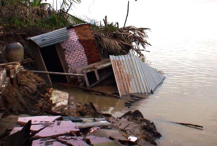 Sat lo giua khuya, cuon troi oto xuong song Sai Gon hinh anh