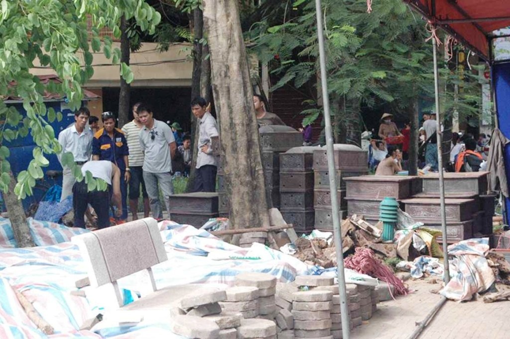 Những bộ hài cốt được đưa lên và làm đúng theo thủ tục tâm linh.