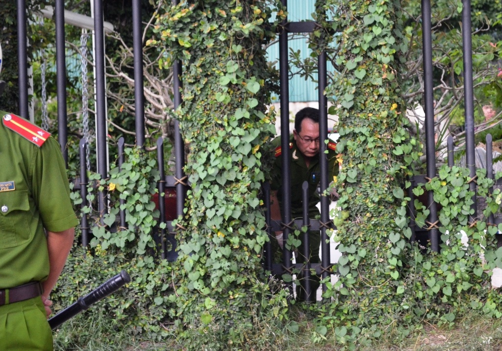 Điều tra viên truy tìm những dấu vết hung thủ.