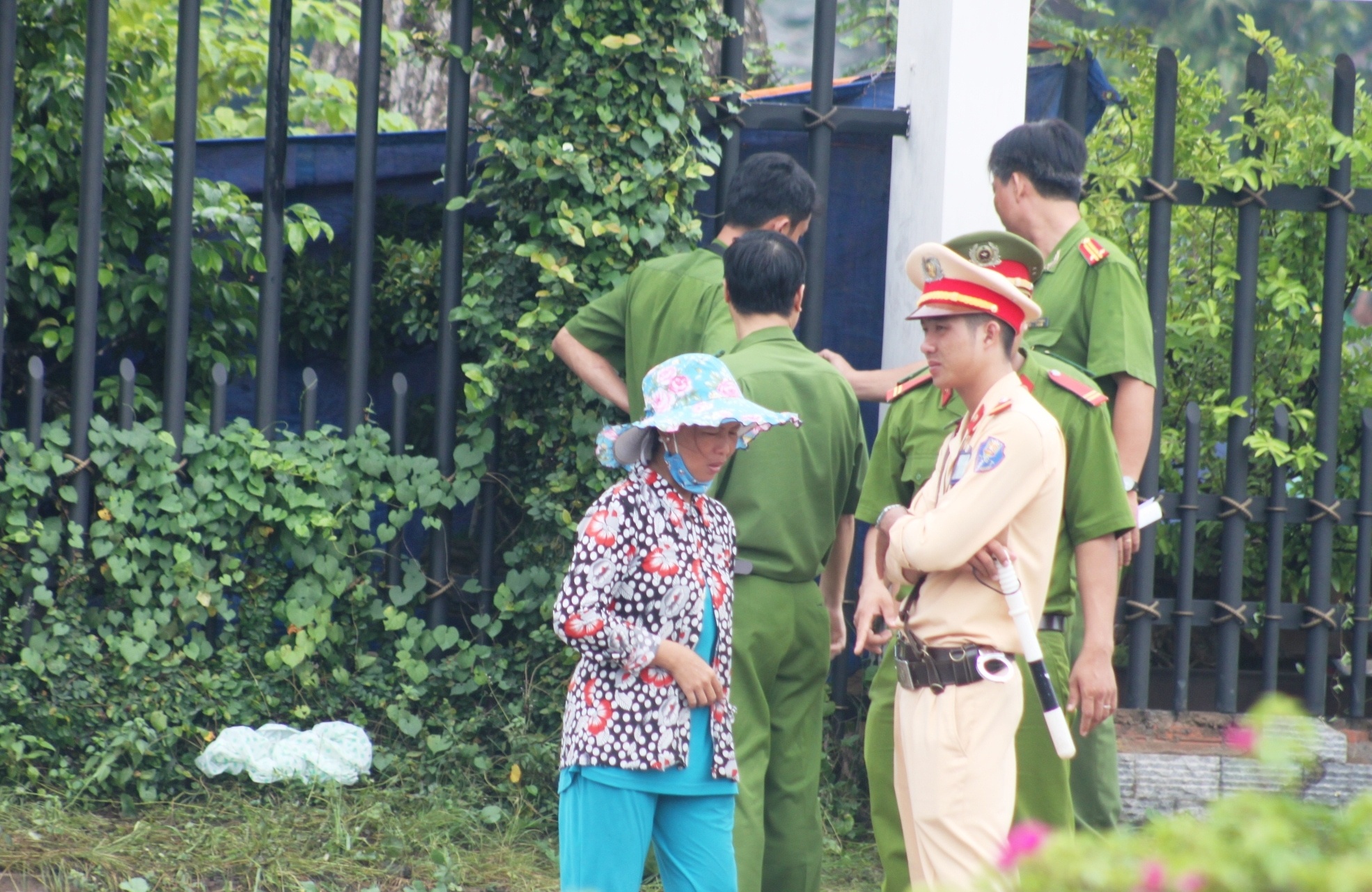 Cán bộ điều tra khám nghiệm hiện trường trong khu vực công ty Quốc Anh.