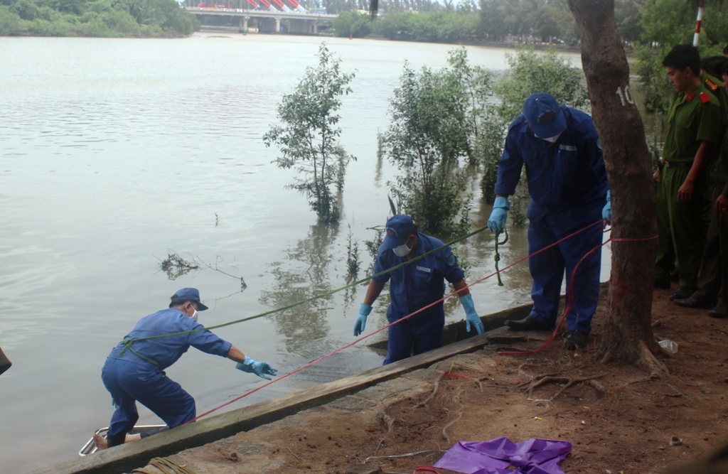 Tim co gai nhay cau tu tu, phat hien thi the dan ong hinh anh