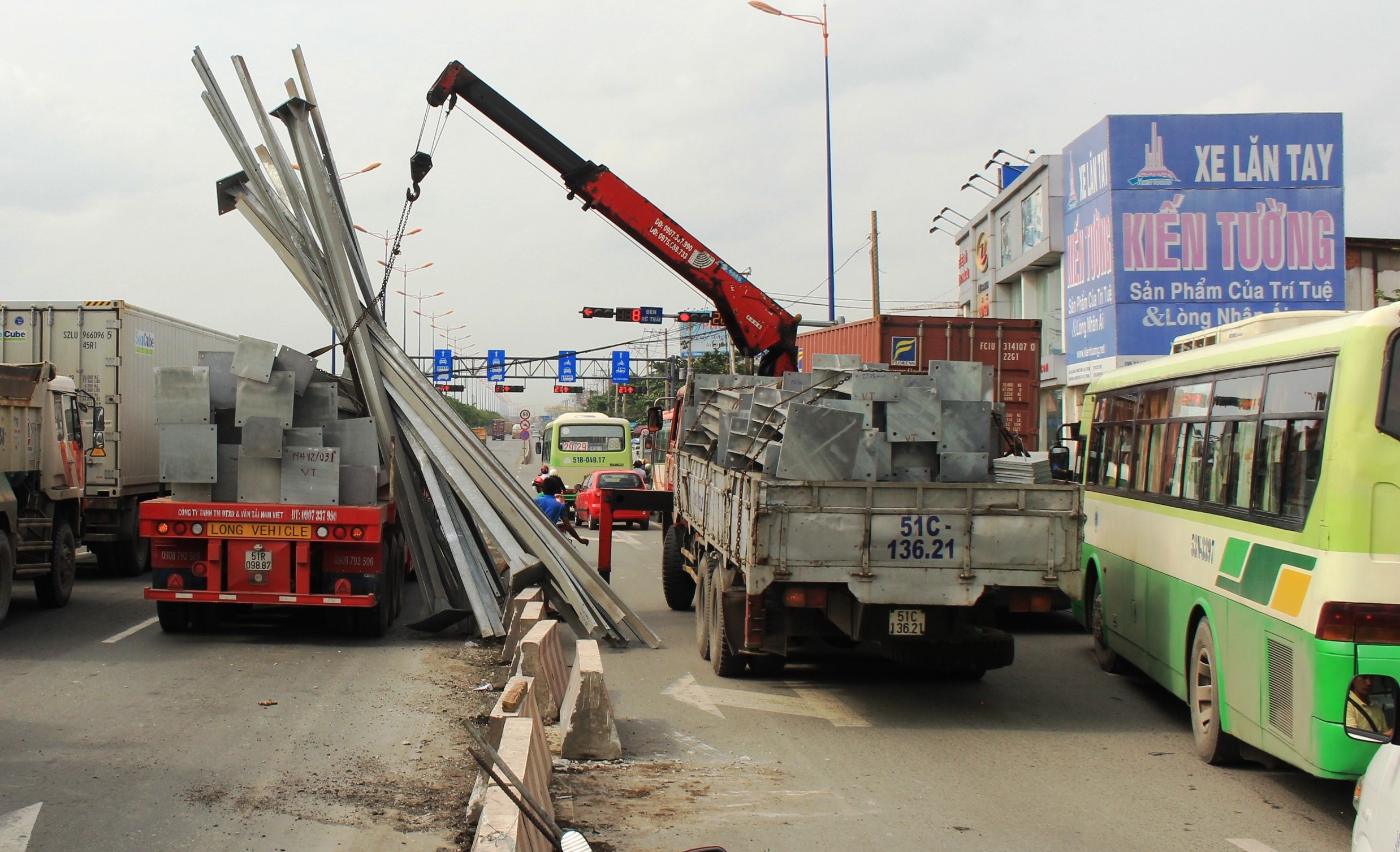 Hang tan thep roi truoc dau oto dang chay o Sai Gon hinh anh