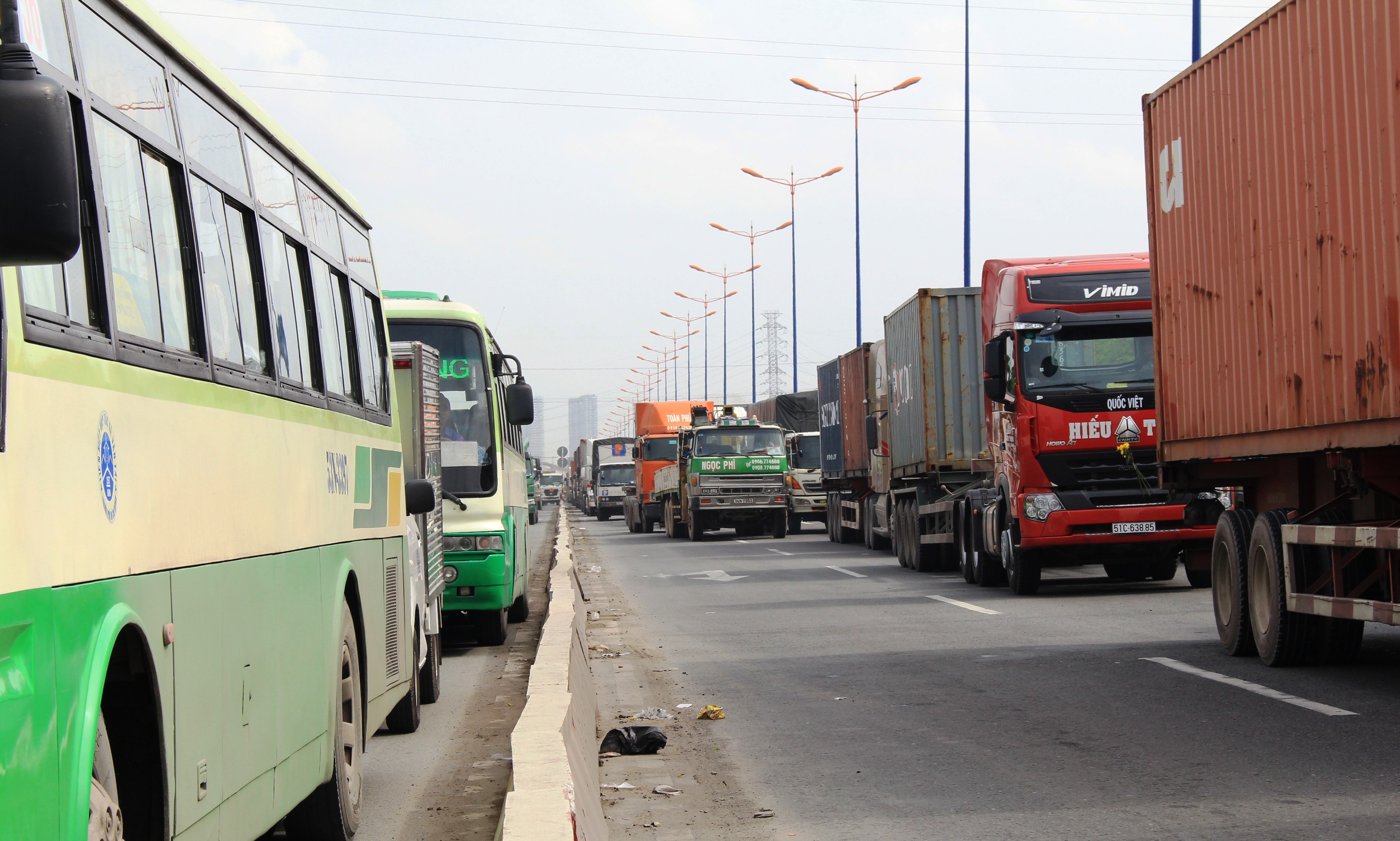 Kẹt xe nghiêm trọng trên xa lộ Hà Nội sau vụ rơi thép.
