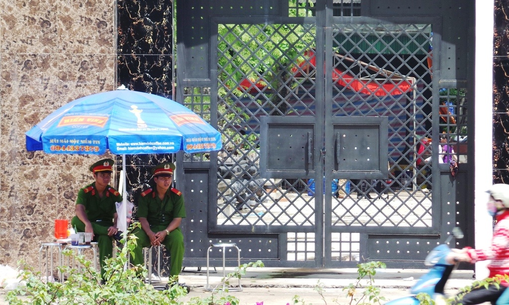 Ngày thứ 4 sau vụ thảm sát, ngôi nhà của nạn nhân vẫn được lực lượng chức năng phong tỏa nghiêm ngặt. Ảnh: Trường Nguyên.