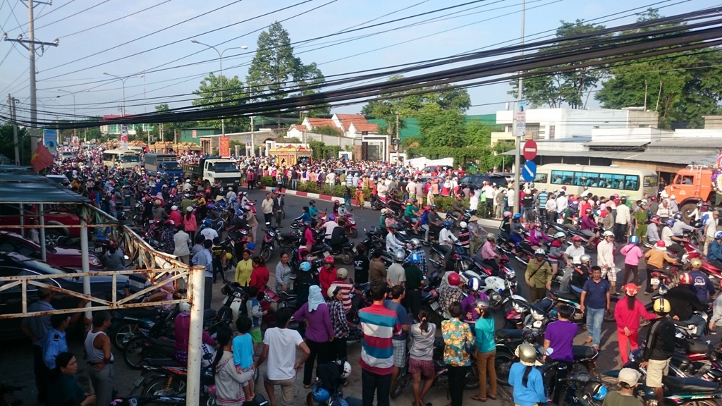 Hàng ngàn người dân tiễn đưa các nạn nhân xấu số.