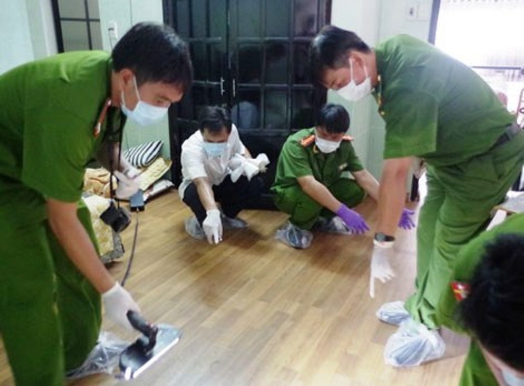 Công an điều tra khám nghiệm hiện trường bên trong căn nhà 6 nạn nhân bị sát hại.
