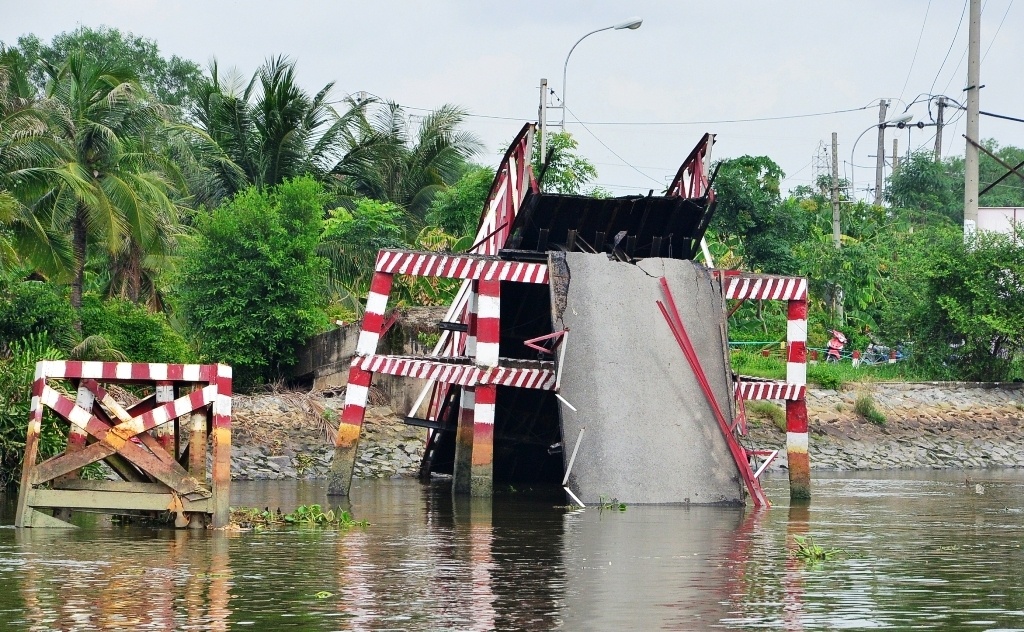 Hien truong vu sap cau uoc tinh thiet hai 3 ty dong o Sai Gon hinh anh