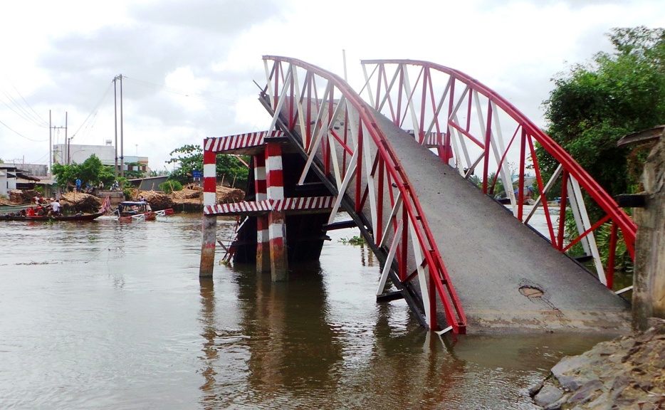 Sa lan 900 tan tong sap cau sat o Sai Gon hinh anh