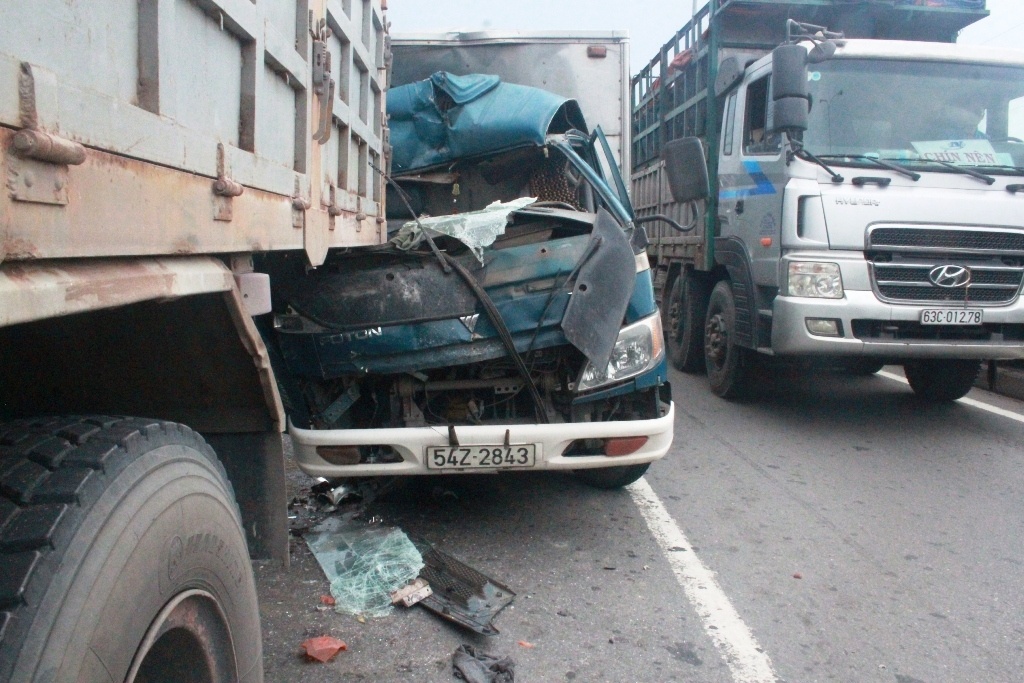 Tong vao duoi xe tai, phu xe chet ket trong cabin hinh anh