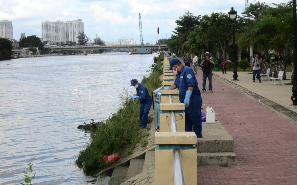 Thi the co 3 ngon tay bi cot troi tren song Sai Gon hinh anh