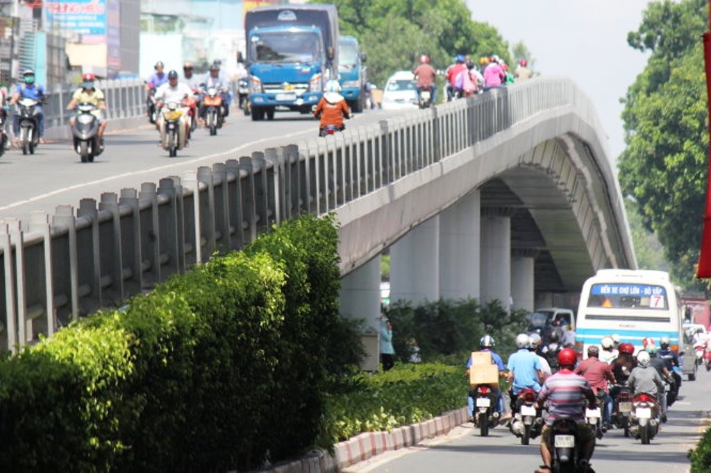 Nhieu cau vuot o TP HCM thanh cau thap phai them luoi B40 hinh anh