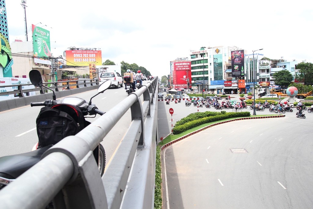 Trong các cây cầu vượt thép tại TP.HCM, cầu vượt tại nút giao thông lăng Cha Cả có thành cầu thấp nhất .