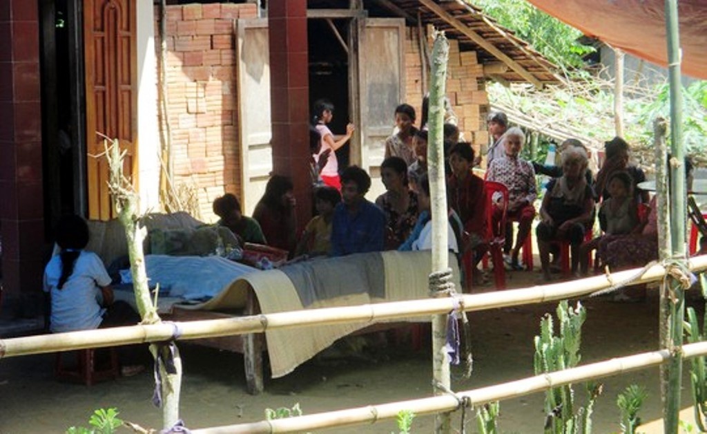 Mot nu sinh bi set danh chet khi dang chan bo hinh anh