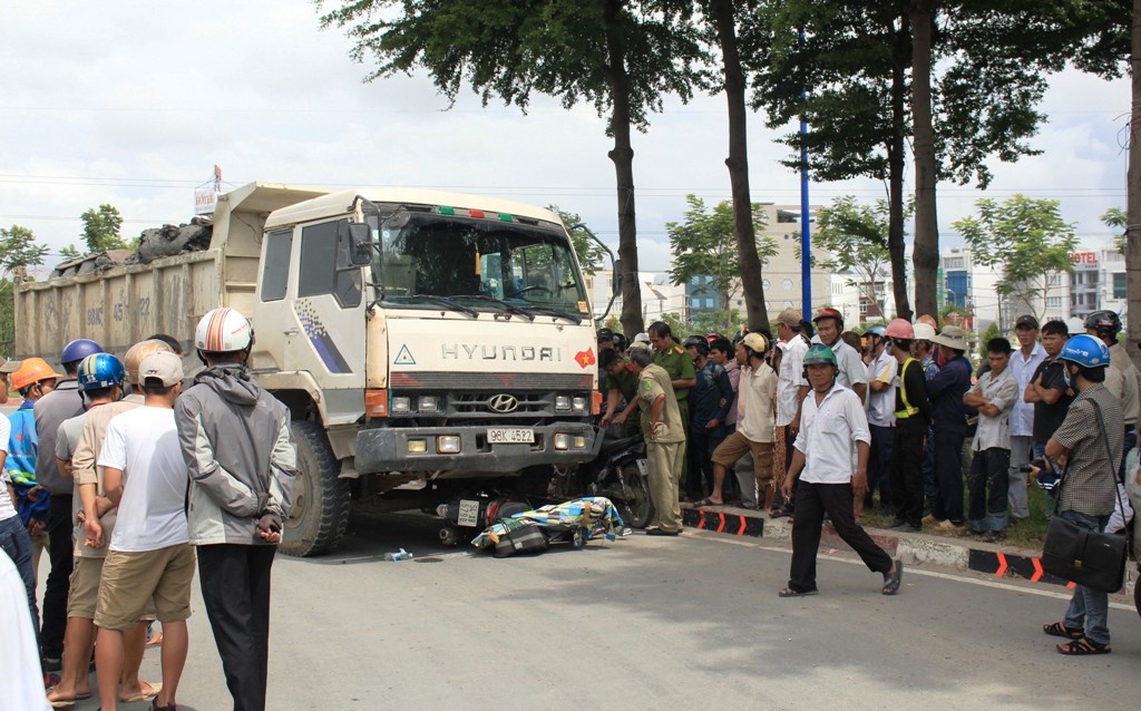 Dung xe mang ao mua, bi xe ben tong tu vong hinh anh