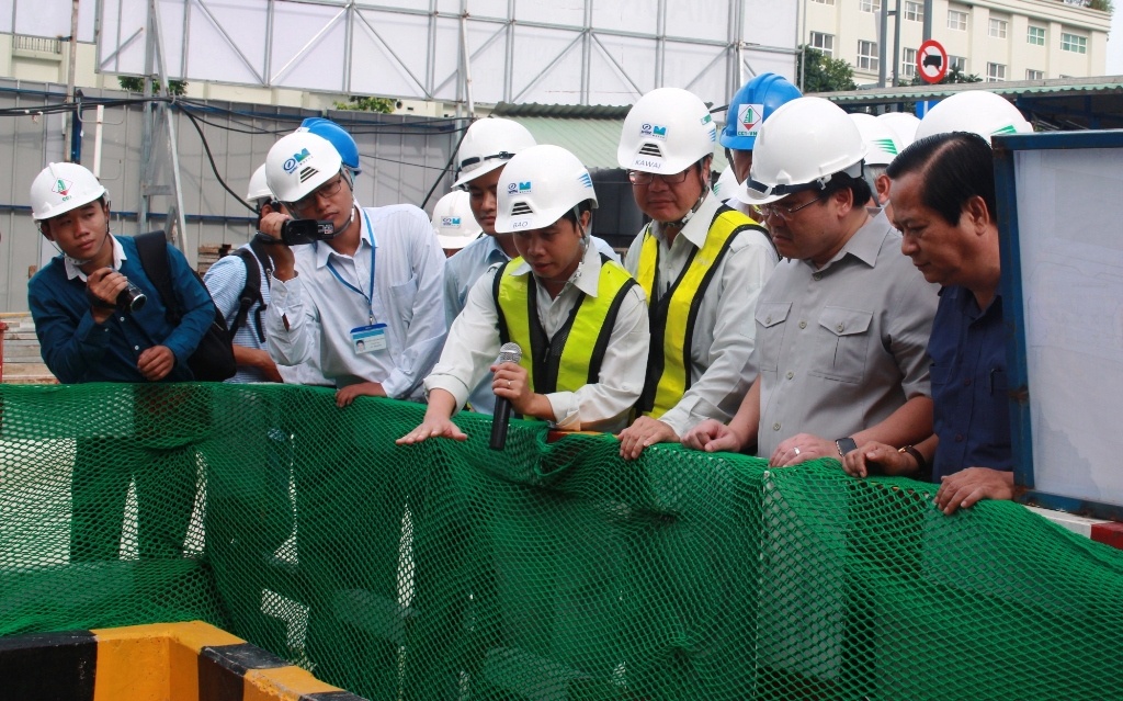 Pho thu tuong kiem tra tinh hinh thi cong tuyen metro so 1 hinh anh