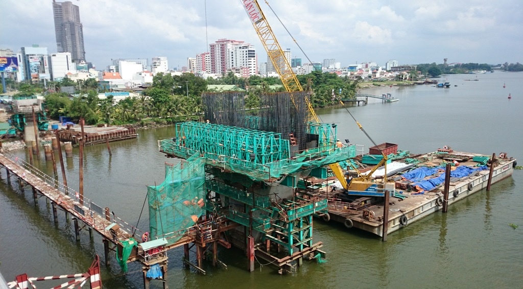 Công nhân thi công một trụ đường trên cao vượt sông Sài Gòn.