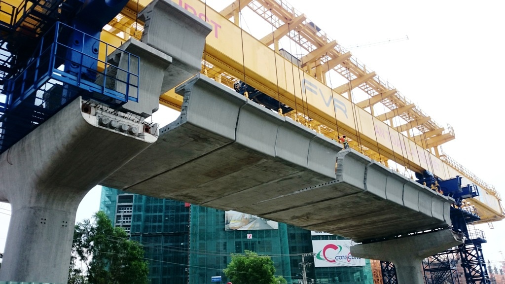 Sáng 4/6, nhịp dầm đường trên cao của tuyến metro số 1 được lắp tại khu vực quận 2 theo công nghệ hiện đại, lần đầu tiên được thi công ở Việt Nam.