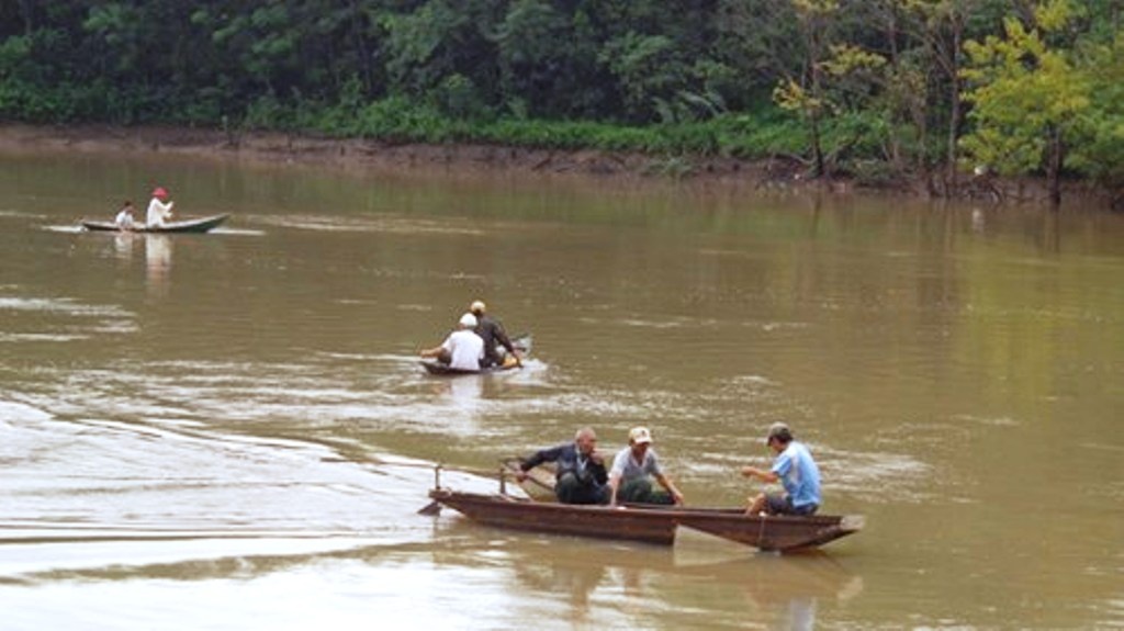 Ông Hiệu và một số người đang vớt xác dưới sông.