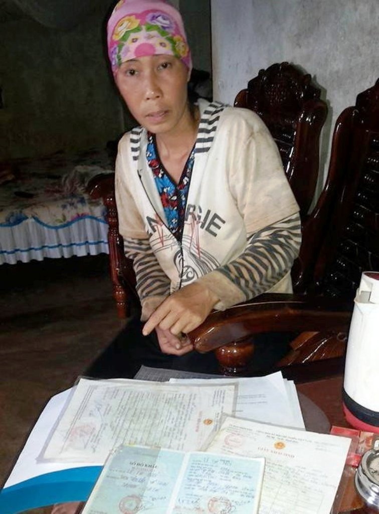 Bà Lởi với đống giấy tờ làm khổ bà suốt sáu năm.