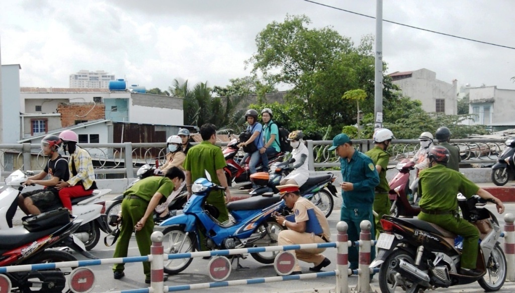 Khu vực xe máy anh Hiệp tông vào dải phân cách bằng sắt trên cầu Kênh Tẻ.